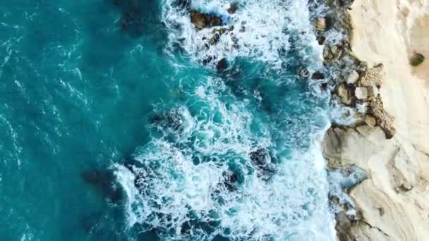 Havadan Güzel Bir Manzara Saf Mavi Okyanus Dalgaları Dağlara Çarpıyor — Stok video