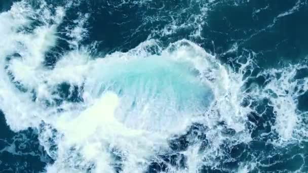 冰山在海洋中 巨大的蓝色冰块在海浪中漂浮 北极景观空中景观 洁净水 全球变暖和气候变化的概念 高质量的4K镜头 — 图库视频影像