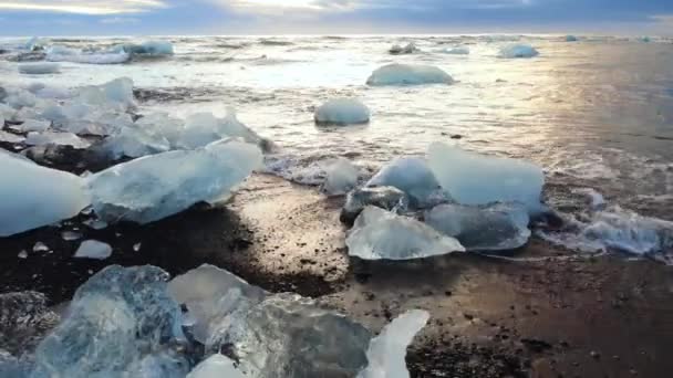 冰山在一个黑色的火山海滩上 在钻石海滩上的冰块冰岛 全球变暖概念 非常近的空中俯瞰 高质量的4K镜头 — 图库视频影像