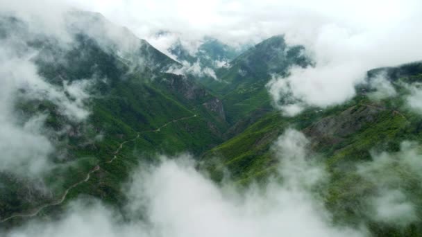 Природные Облака Над Зеленым Горным Лесом Красивый Пейзаж Сверху Высококачественные — стоковое видео