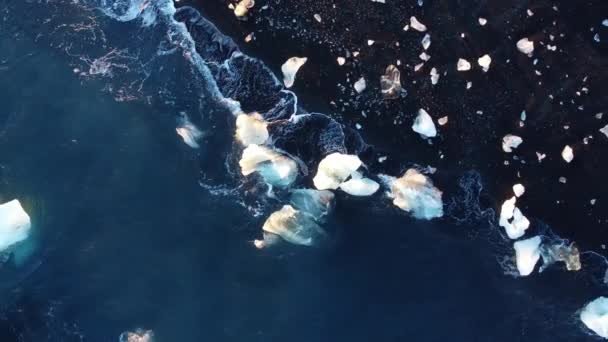 Reines Blaues Ozeanwasser Mit Lichtreflexionen Zerquetscht Eisberge Vulkanstrand Island Hochwertiges — Stockvideo