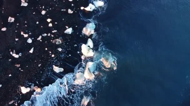 Καθαρό Μπλε Ωκεανό Κύματα Νερού Αντανακλάσεις Φωτός Συντρίψει Παγόβουνα Ηφαιστειακή — Αρχείο Βίντεο