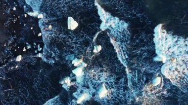 Okyanus yavaş çekim, turkuaz dalgalı deniz fırtınası hava manzarası, ekoloji ve temiz su, doğa kavramı. Yüksek kalite 4k görüntü