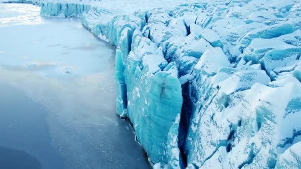 アイスランドの美しい氷河空中のトップビューを閉じます 自然の中で氷の大規模なブロックは 生態系と地球温暖化の概念 高品質4K映像 — ストック動画