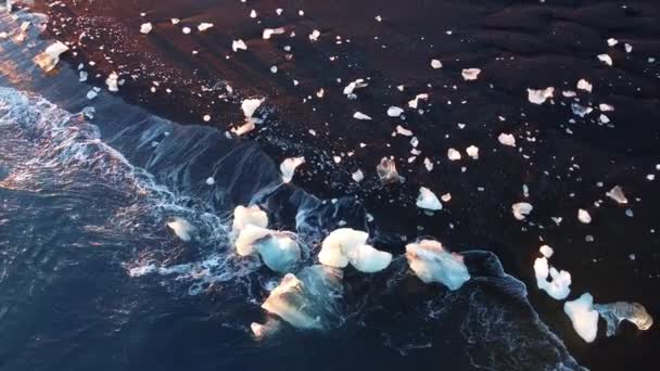 Ondas Água Azul Puro Oceano Com Reflexos Luz Esmagar Icebergs — Vídeo de Stock