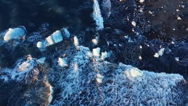 Reines Blaues Ozeanwasser Mit Lichtreflexionen Zerquetscht Eisberge Vulkanstrand Island Hochwertiges — Stockvideo