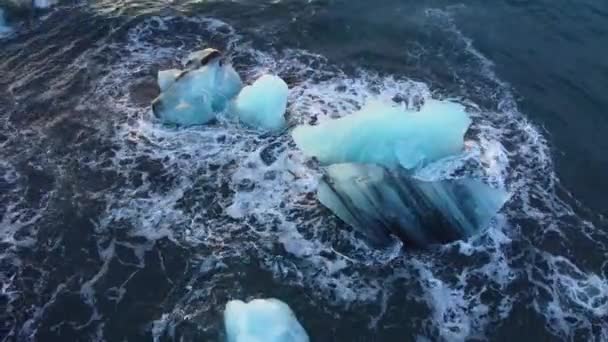 Айсберг Океане Огромные Куски Синего Льда Плавающие Волнам Вид Воздуха — стоковое видео
