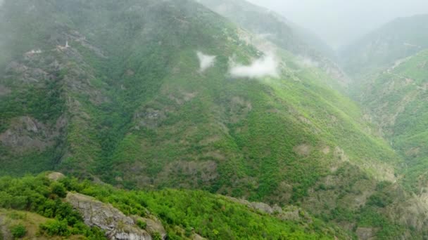 Όμορφα Σύννεφα Στο Ορεινό Δάσος Misty Ομίχλη Φυσάει Πάνω Από — Αρχείο Βίντεο