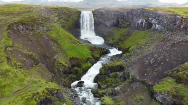 İzlanda 'da şelale, yaz mevsiminde güzel manzara, saf dokunulmaz volkanik doğa. Yüksek kalite 4k görüntü