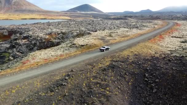 Исландский Дорожный Пейзаж Красивая Вулканическая Природа Солнечную Погоду Путешествия Дороге — стоковое видео