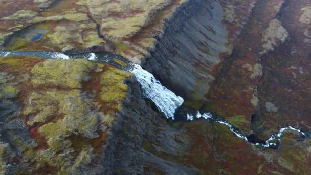 アイスランドの滝Dynjandi 山の中で水の巨大なカスケード 美しい自然景観 空中トップダウンビュー 高品質4K映像 — ストック動画