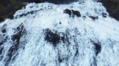 Su arka planı, İzlanda 'daki Dynjandi Şelalesi, saf su ve temiz çevre, havadan doğa manzarası. Yüksek kalite 4k görüntü