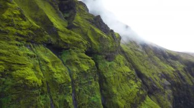 İzlanda 'daki yeşil volkanik dağlar yaz mevsiminde 4K' lık güzel bir hava çekimi..