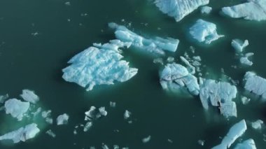 Doğa Iceberg, İzlanda 'nın güzel manzarası 4k ile mavi buzul gölünde erir. Yüksek kalite 4k görüntü