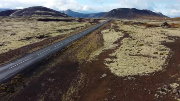 アイスランドの道路の風景 天気の良い日に美しい火山の自然旅行先の道路番号1 高品質4K映像 — ストック動画
