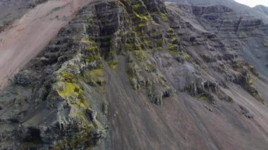 İzlanda Büyülü ve Güzel Açık Hava Volkanik Arazi Uçuşu Dağ Uçurumları. Yüksek kalite 4k görüntü