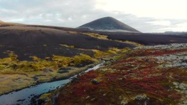 İzlanda Büyülü ve Güzel Açık Hava Volkanik Arazi Uçuşu Dağ Uçurumları. Yüksek kalite 4k görüntü