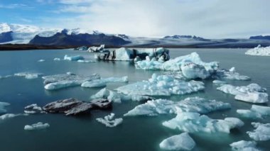 Doğa Iceberg, İzlanda 'nın güzel manzarası 4k ile mavi buzul gölünde erir. Yüksek kalite 4k görüntü