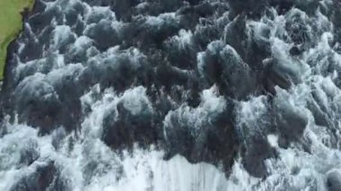 Şelale güzel İzlanda yaz mevsimi dağı saf nehir havası manzarası, yüksek kalite 4K görüntü