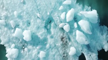 Doğa Iceberg, İzlanda 'nın güzel manzarası 4k ile mavi buzul gölünde erir. Yüksek kalite 4k görüntü