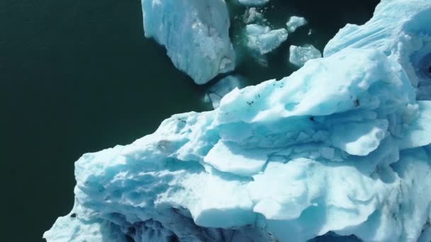 自然冰山融化在蓝色的冰川泻湖与清澈的水冰岛美丽的户外景观4K 高质量的4K镜头 — 图库视频影像