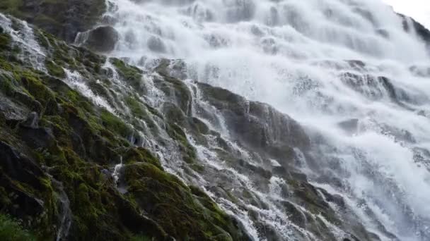 바위들 사이로 흐르는 이면서 바닥으로 흘러내리는 강물이다 여름에는 필름이 흐르는 — 비디오