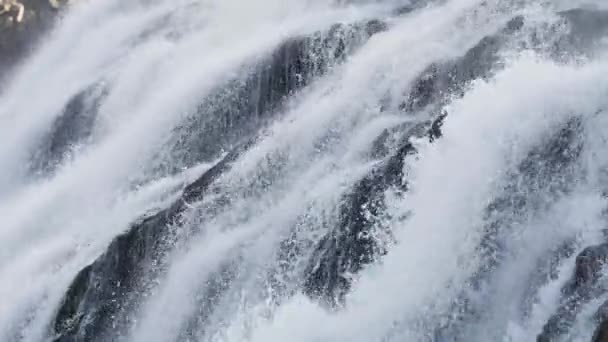 바위들 사이로 흐르는 이면서 바닥으로 흘러내리는 강물이다 여름에는 필름이 흐르는 — 비디오