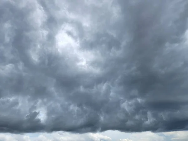 Туманное Небо Черными Облаками Образующими Прямую Линию — стоковое фото
