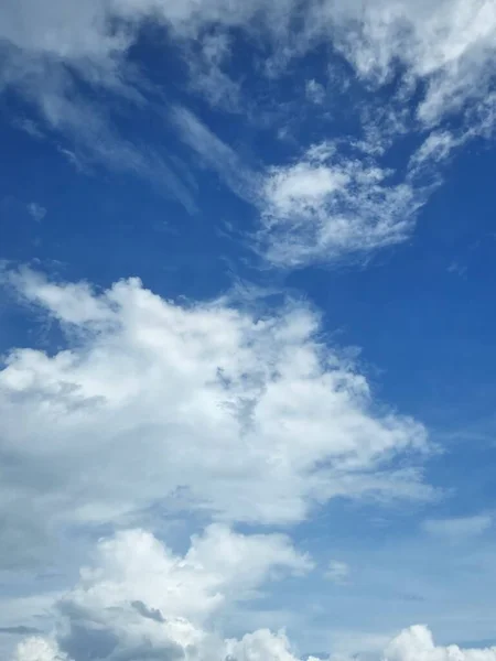 Güzel bulutlu mavi gökyüzü