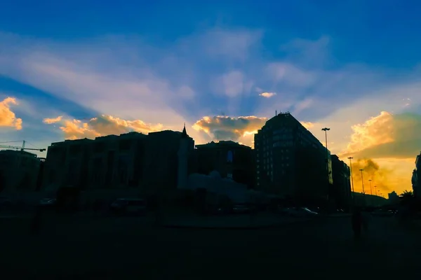 Binanın arkasındaki günbatımı