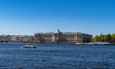 Aziz Petersburg, Rusya-Haziran 15, 2019: St. Peter 'ın merkezindeki neva nehrinin manzarası