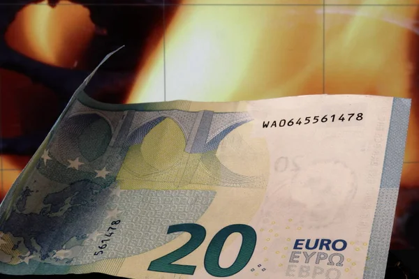 Eurobankbiljet Tegen Een Vuurachtergrond Als Symbool Van Inflatoire Crisis Hoge — Stockfoto