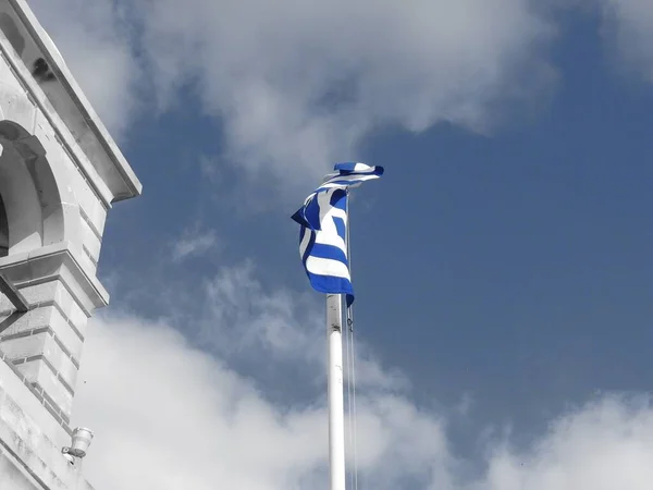 Bandera Griega Ondeando Contra Cielo Azul Junto Templo Grecia Foto —  Fotos de Stock