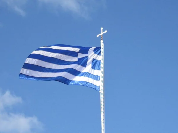 Греческий Флаг Развевающийся Над Синим Небом Рядом Храмом Греции Высокое — стоковое фото