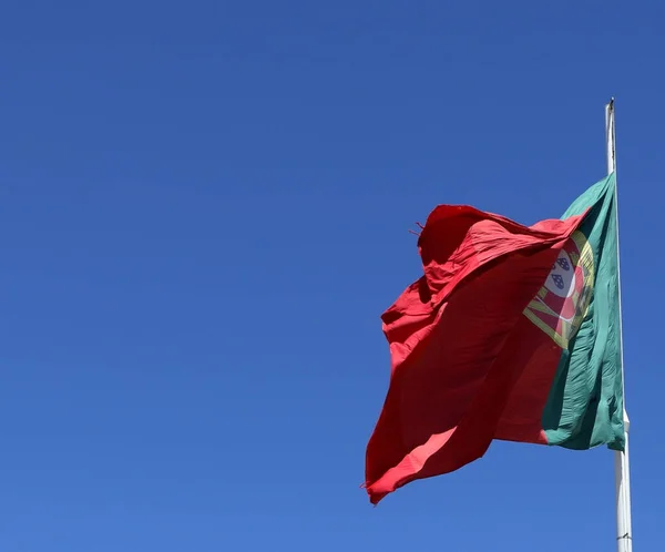 Прапор Португалії Високоякісне Фото Треммінг Португалія Прапор Проти Блакитного Неба — стокове фото
