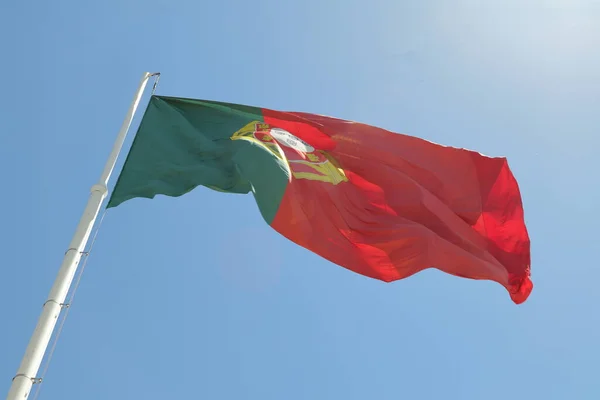 Португальский Флаг Высококачественное Фото Дрожащий Флаг Португалии Против Голубого Неба — стоковое фото