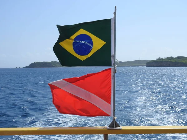 Σημαία Κατάδυσης Και Εθνική Σημαία Της Βραζιλίας Ένα Κοντάρι Σημαίας — Φωτογραφία Αρχείου