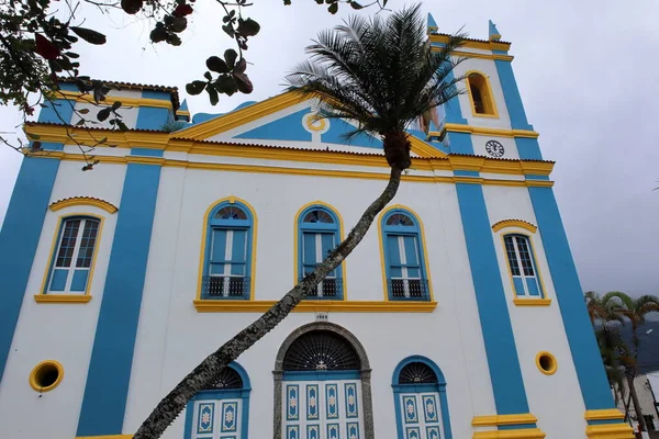 Ubatuba, Sao Paulo, Brezilya, 09 Temmuz 2022: Ubatuba ana kilisesi ön görünümü. Brezilya iç kısımlarının tipik kilisesi yüksek kaliteli fotoğraf.