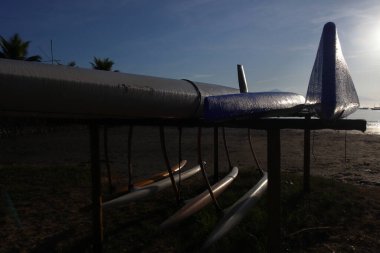 Polinezya kanoları güneş doğarken Ubatuba, Brezilya 'daki Itagua plajında bekliyor. Yüksek kalite fotoğraf