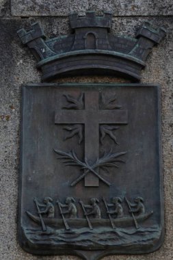 Ubatuba, SP, Brezilya, 11 Temmuz 2022. Katedral meydanında dikilitaşa sabitlenmiş bronz bir plaka üzerinde Ubatuba arması. Yüksek kalite fotoğraf