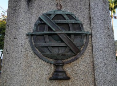 Ubatuba 'nın ana meydanındaki bir dikilitaşa yapıştırılmış stilize metal karasal küre. Yüksek kalite fotoğraf