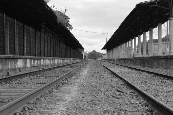 Lege Spoorlijn Die Door Het Oude Station Gaat Perspectief Uitzicht — Stockfoto