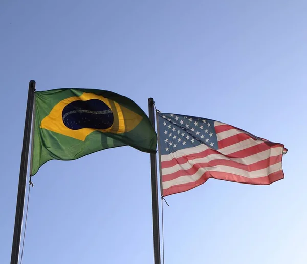 Acenando Bandeira Colorida Dos Estados Unidos América Bandeira Nacional Brasil — Fotografia de Stock
