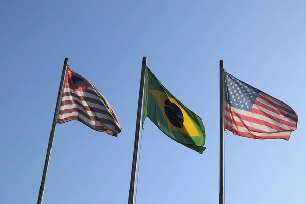 Acenando Bandeira Colorida São Paulo Brasil Estados Unidos Contra Céu — Fotografia de Stock