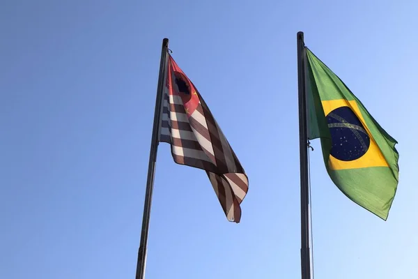 Acenando Bandeira Colorida São Paulo Brasil Contra Céu Azul Bandeira — Fotografia de Stock
