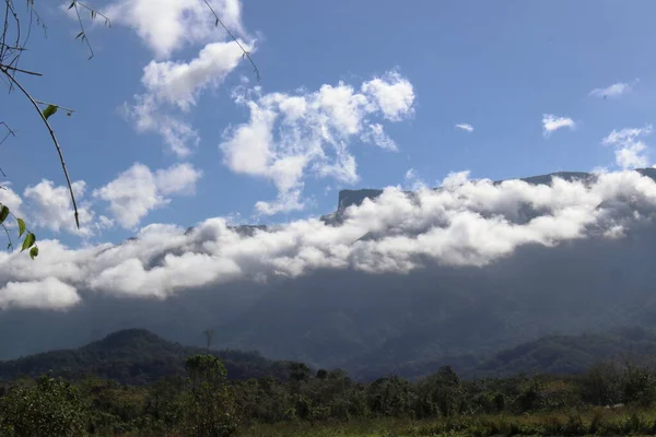 Corcovado Heuvel Ubatuba Sao Paulo Brazilië Tussen Wolken Een Zonnige — Stockfoto