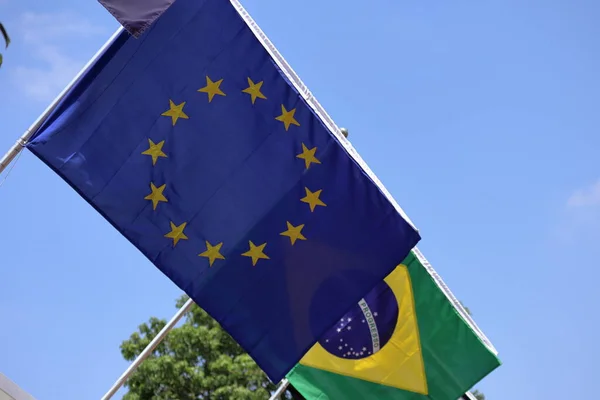 Brasiliano Europeo Bandiere Dell Unione Europea Affiancate Con Sfondo Blu — Foto Stock