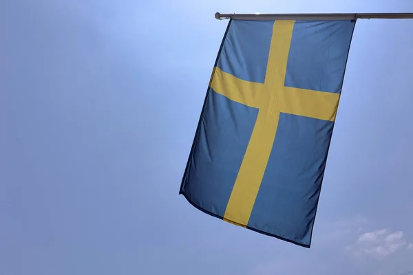 Sveç Ulusal Bayrağı Rüzgarda Dalgalanıyor Yüksek Kalite Fotoğraf — Stok fotoğraf
