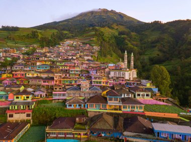 Cami, Sumbing Dağı 'nın yamaçlarındaki köy konutları arasında yer alıyor. Mescid Baituttaqwa, Dusun ama Nepal Van Java, Magelang
