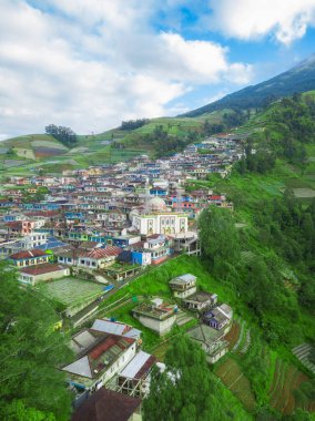 Cami, Sumbing Dağı 'nın yamaçlarındaki köy konutları arasında yer alıyor. Mescid Baituttaqwa, Dusun ama Nepal Van Java, Magelang